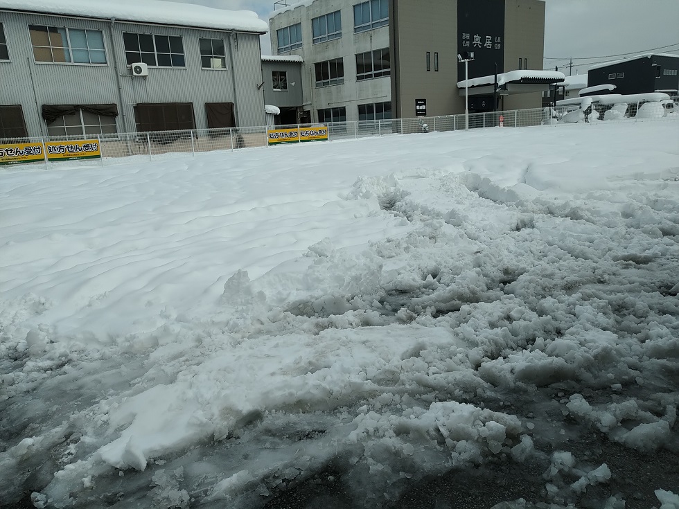 滋賀県彦根市　除雪進んでいない駐車場