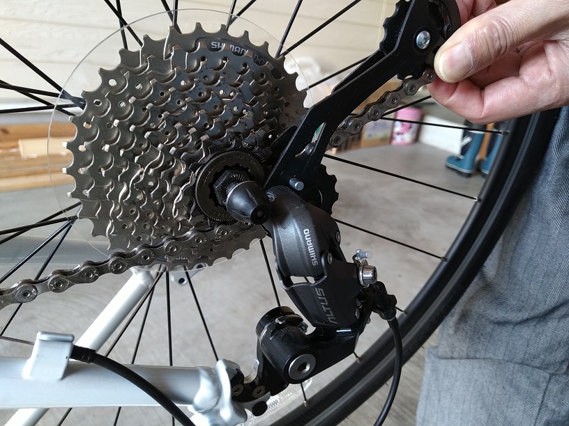 【完全版】自転車の前輪と後輪の外し方、取り付け方　ディレイラーを後ろに引っ張る
