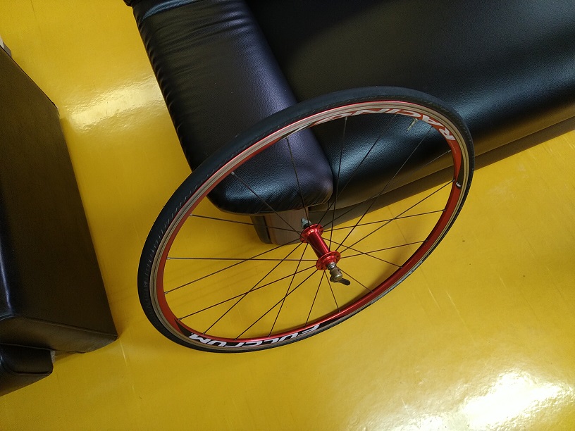 【意外と簡単】自転車がパンク！チューブ交換で対応しよう！　パンクしたタイヤ