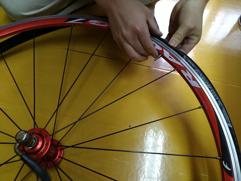 【意外と簡単】自転車がパンク！チューブ交換で対応しよう！　まずはバルブを通す