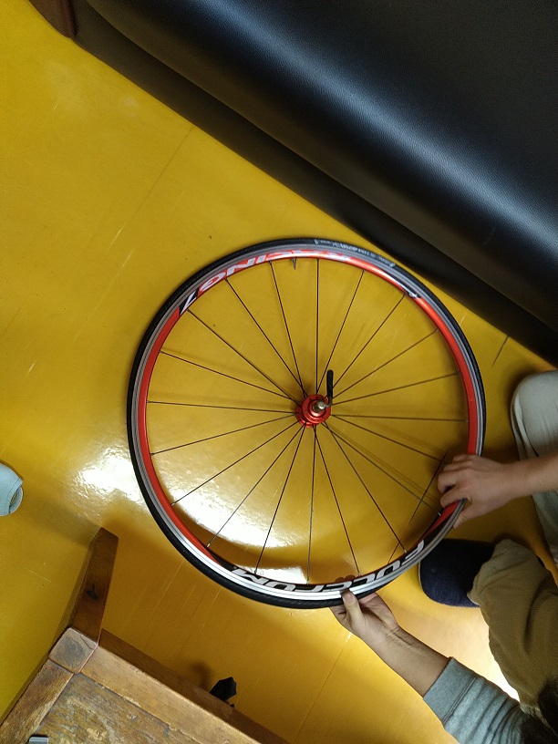 【意外と簡単】自転車がパンク！チューブ交換で対応しよう！　ホイールにタイヤをはめていきます