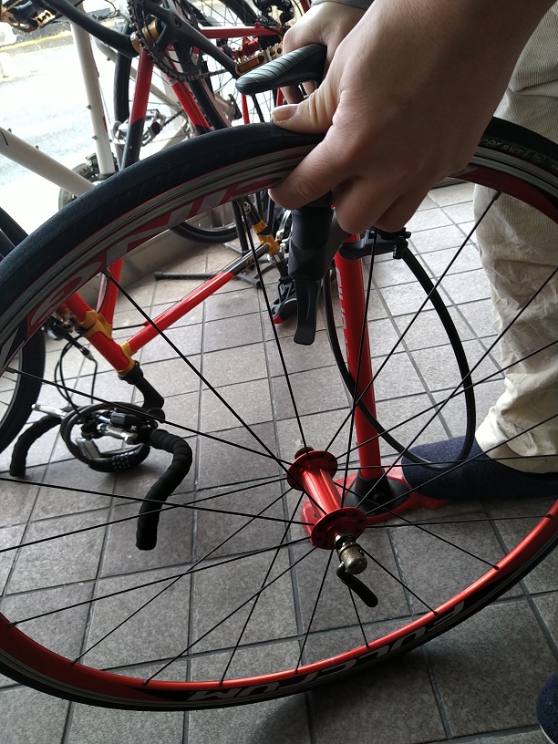 【意外と簡単】自転車がパンク！チューブ交換で対応しよう！　空気入れて完了