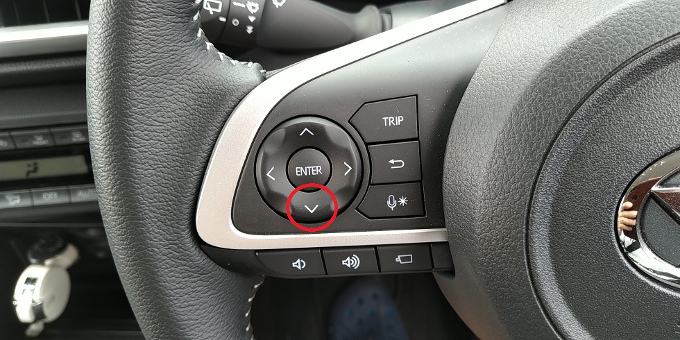 【簡単】ライズ、ロッキーの航続可能距離を表示させる方法　ハンドル操作ボタン