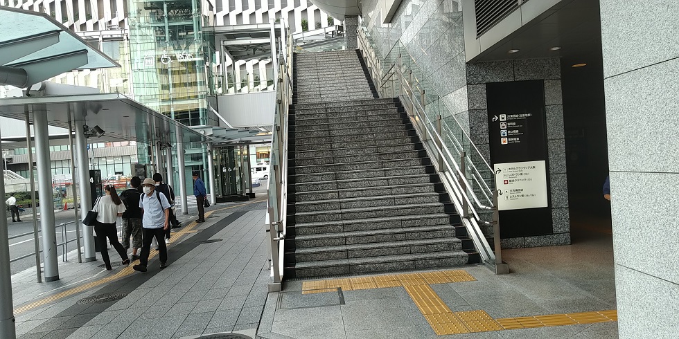 海外赴任前に必須 予防接種 大阪駅から大阪トラベルクリニックまで　SKYWALK階段