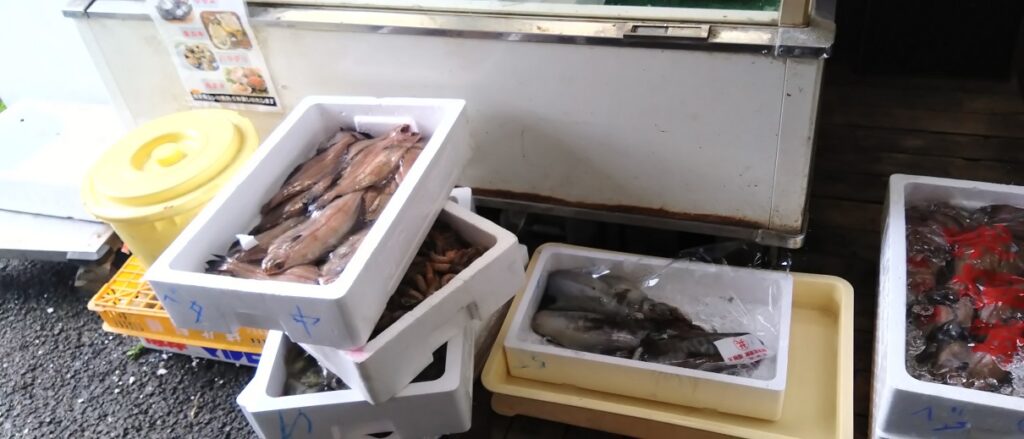 東近江市 サンチョク鮮魚荒木 激安のお刺身定食 メニューはタイミングで(笑)　ところせましと