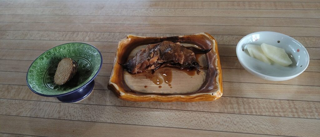 東近江市 サンチョク鮮魚荒木 激安のお刺身定食 メニューはタイミングで(笑)　タラの子、カレイの煮つけ、お漬物