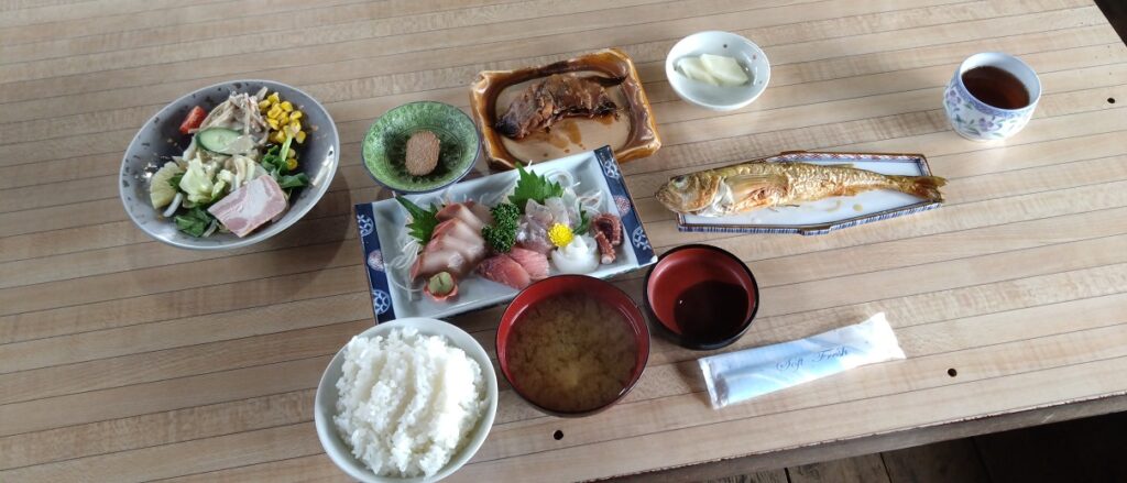 東近江市 サンチョク鮮魚荒木 激安のお刺身定食 メニューはタイミングで(笑)　お刺身定食