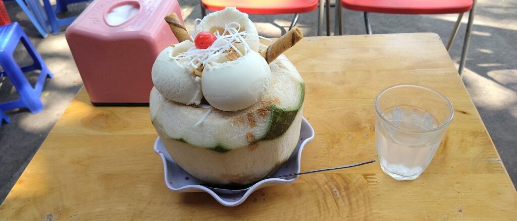 【ベトナムスイーツ】ハノイのココナッツアイスクリーム　ココナッツアイスクリーム