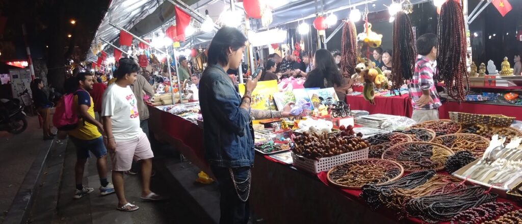 【ベトナム観光】週末開催 ハノイのナイトマーケットは必見です♪　お土産におすすめ