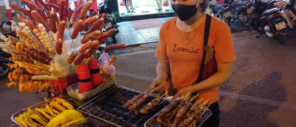 【ベトナム観光】週末開催 ハノイのナイトマーケットは必見です♪　食べ歩き