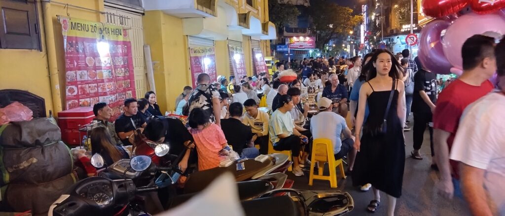 【ベトナム観光】週末開催 ハノイのナイトマーケットは必見です♪　お店で食べる＆飲む