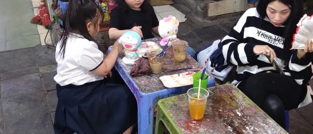 【ベトナム観光】週末開催 ハノイのナイトマーケットは必見です♪　陶器の色付け