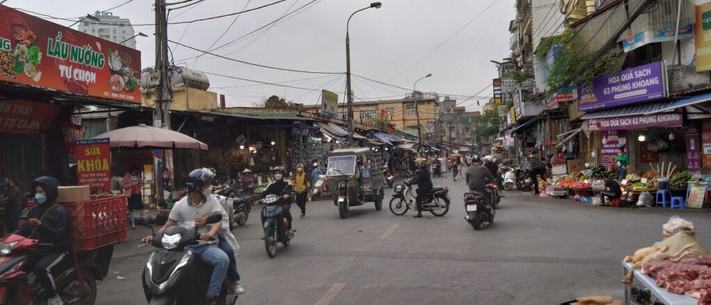 【ベトナム】ハノイ観光の穴場！学生市場でショッピング　Chợ Phùng Khoang　大通り