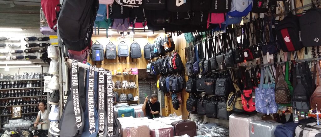 【ベトナム】ハノイ観光の穴場！学生市場でショッピング　かばん屋さん