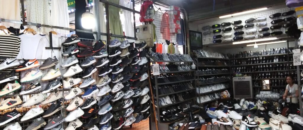 【ベトナム】ハノイ観光の穴場！学生市場でショッピング　靴屋さん