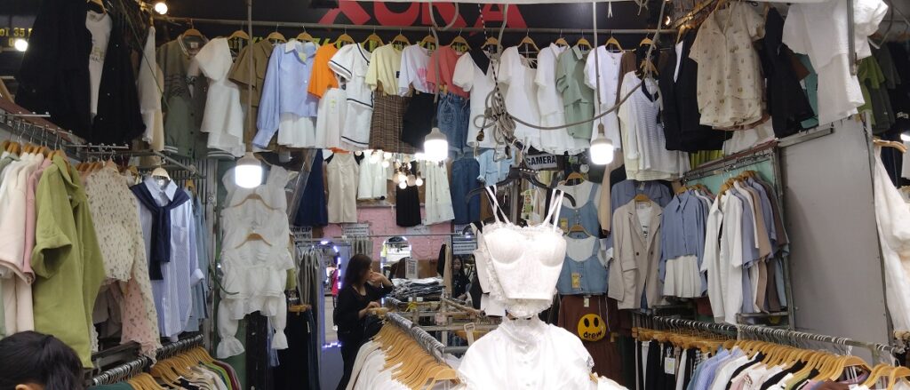 【ベトナム】ハノイ観光の穴場！学生市場でショッピング　洋服屋さん