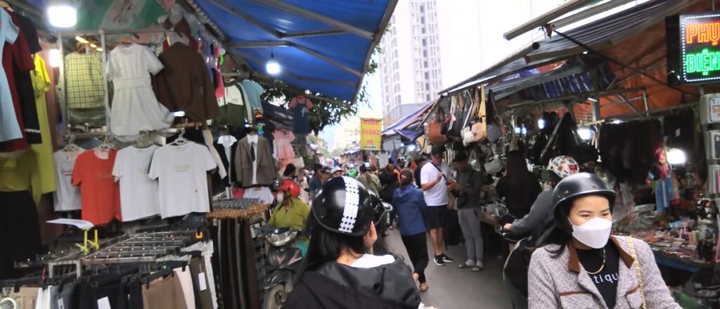 【ベトナム】ハノイ観光の穴場！学生市場でショッピング　ニャーサイン市場メイン通り