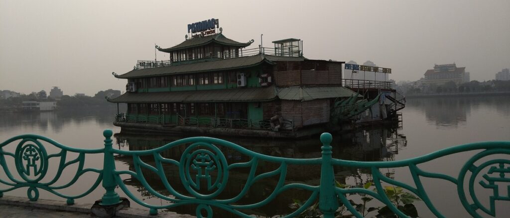 【ベトナム】ハノイでサイクリング 人気のコースは西湖一周　幽霊船