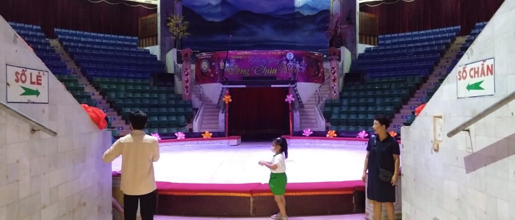 【ベトナム】ハノイの常設サーカス Central Circus　ステージ