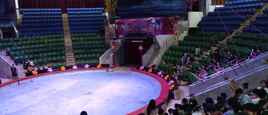 【ベトナム】ハノイの常設サーカス Central Circus　ステージ後方側の観客