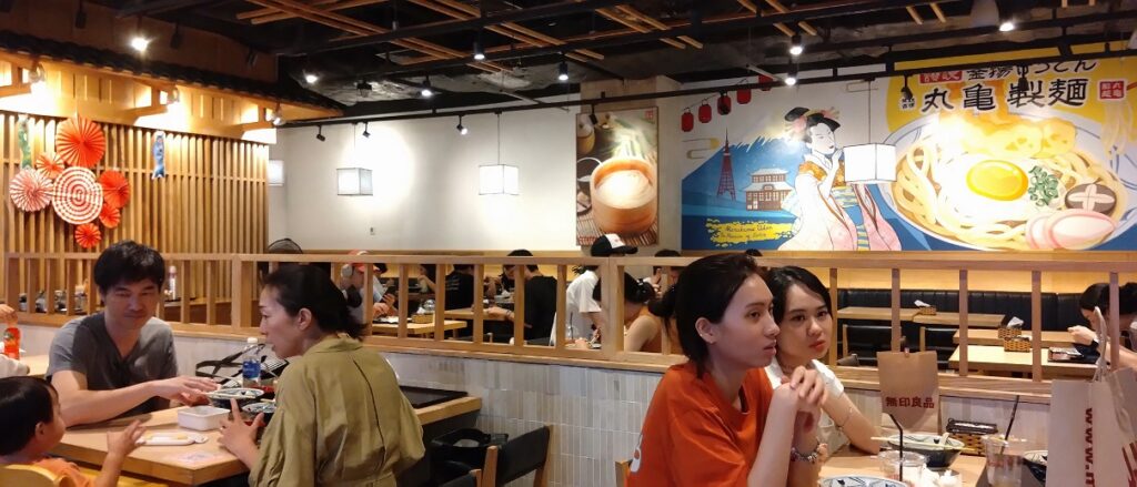 【ベトナムグルメ】ハノイでおいしい讃岐うどん 丸亀製麺♪　店内