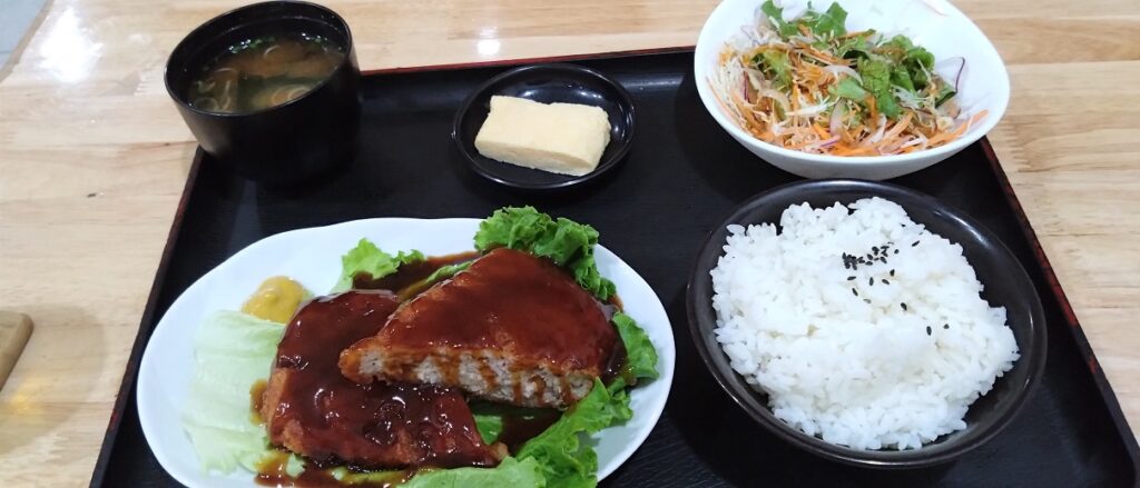 【安い日本食】ハノイのおすすめ定食屋 あさくさ ランチにぴったり　メンチカツ定食