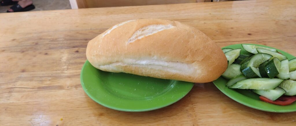 【ハノイグルメ】ローカルのステーキ屋さん 「美味しいステーキ」　パン