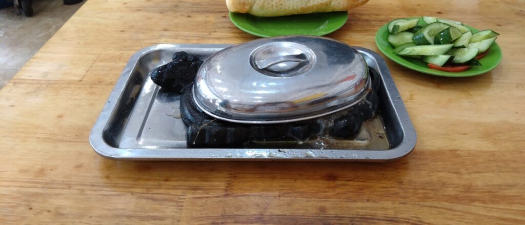 【ハノイグルメ】ローカルのステーキ屋さん 「美味しいステーキ」　鉄板注意