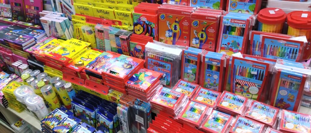 【ハノイ観光】日本語の本が買える本屋さん お土産にも おすすめ　クレヨンセット