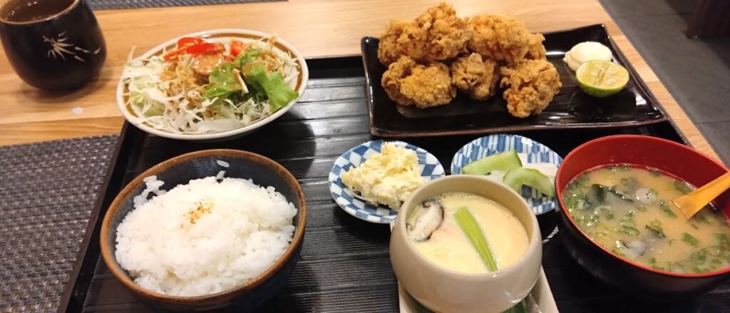 【ハノイ日本食】ボリューム満点のランチがおすすめ ととや（魚屋）　鶏唐揚げセット
