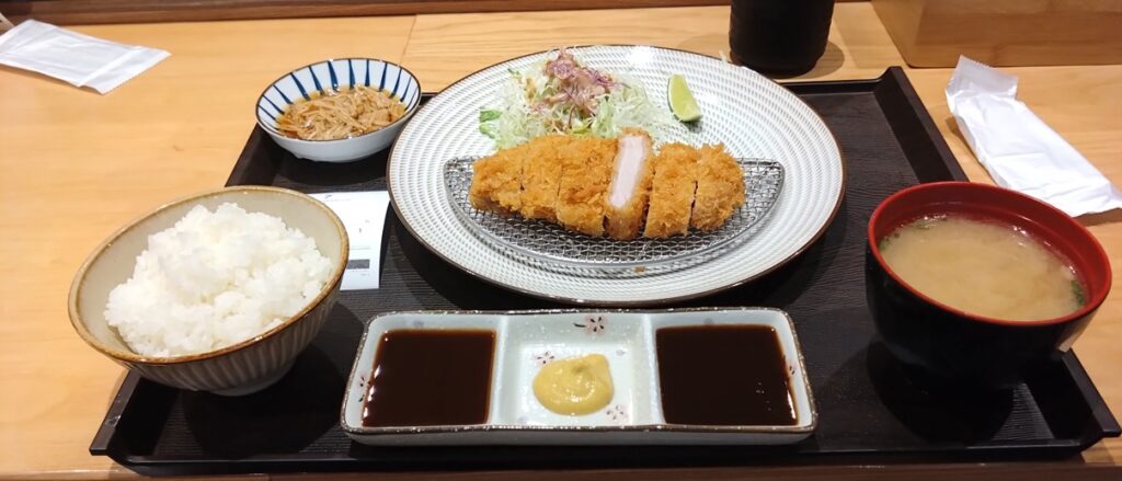 【ハノイグルメ】日本の定食屋 FUJIRO うわさのとんかつ　ロースかつ定食