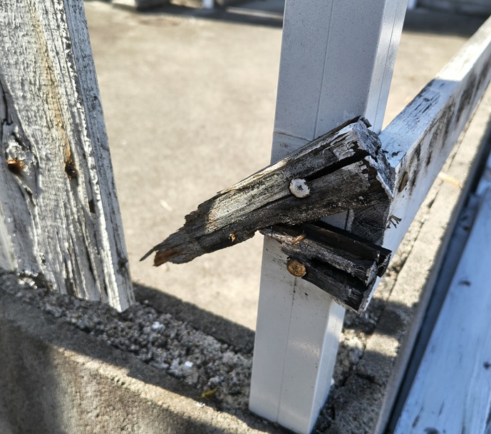 DIYで塀を作り直す！人工木材フェンスで見た目も強度もアップした実践記録