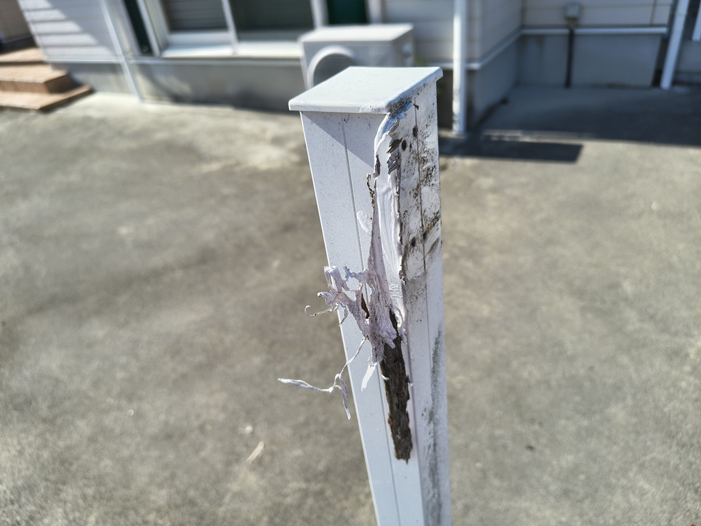 DIYで塀を作り直す！人工木材フェンスで見た目も強度もアップした実践記録