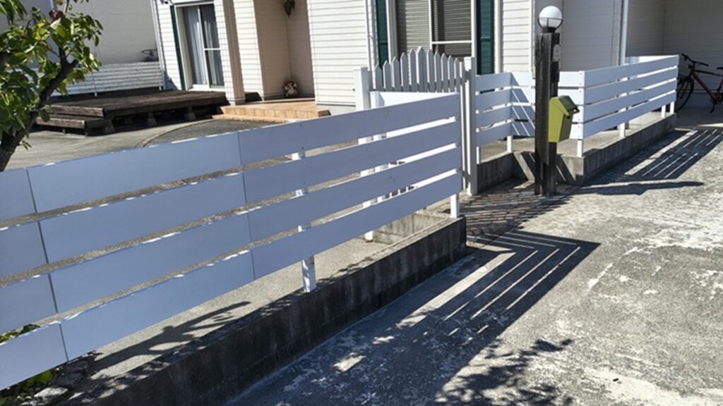 DIYで塀を作り直す！人工木材フェンスで見た目も強度もアップした実践記録