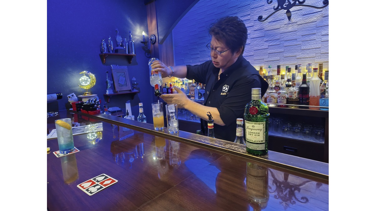 手品 & お酒 & マスター'sトークで3倍楽しいMAGIC BAR NAGISA