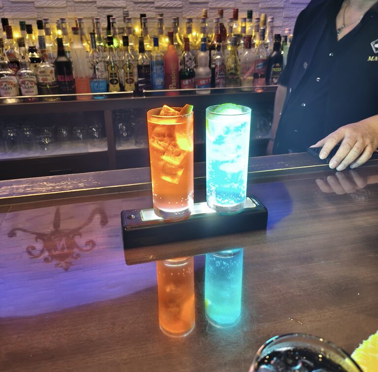 手品 & お酒 & マスター'sトークで3倍楽しいMAGIC BAR NAGISA